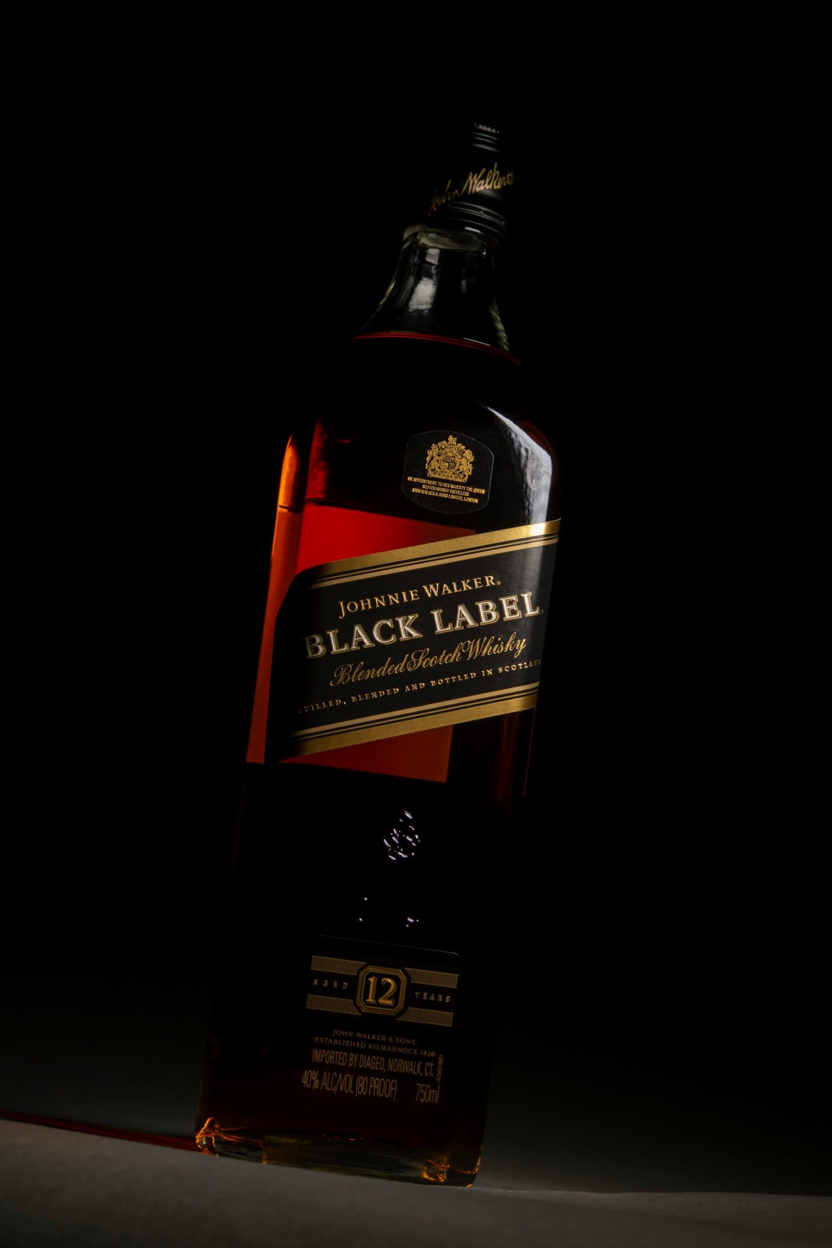 Johnnie Walker Black Label 12 años whisky escocés mezclado - En una tienda de licor cerca de mí en Estados Unidos